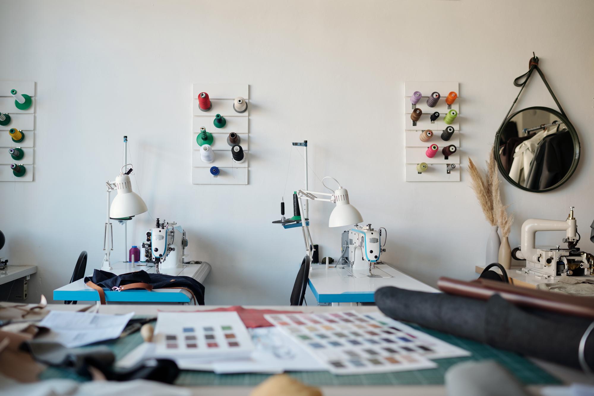 Laboratorio con macchina da ricamo e strumenti moderni